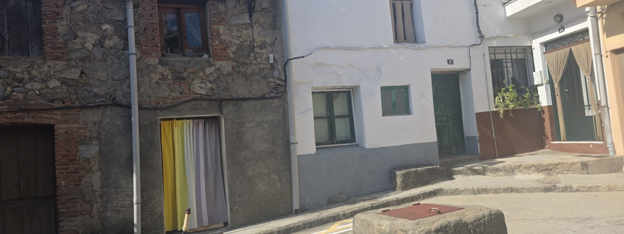 En Sotillo vendemos casa de pueblo con bodega independiente en el centro del pueblo